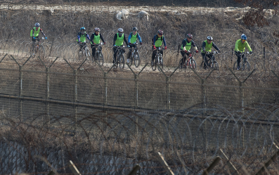 ‘비무장지대(DMZ) 자전거 투어‘가 27일 오후 경기 파주 임진각에서 열려 참가자 200여명이 민간인통제구역 안쪽 임진강변을 따라 자전거를 타고 있다. 파주/김성광 기자 flysg2@hani.co.kr