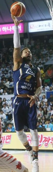 케이씨씨(KCC)의 코트 지휘관이자 주 득점원인 안드레 에밋이 27일 전주체육관에서 열린 2015~2016 프로농구 챔피언결정전 5차전에서 골밑슛을 성공시키고 있다.  전주/연합뉴스