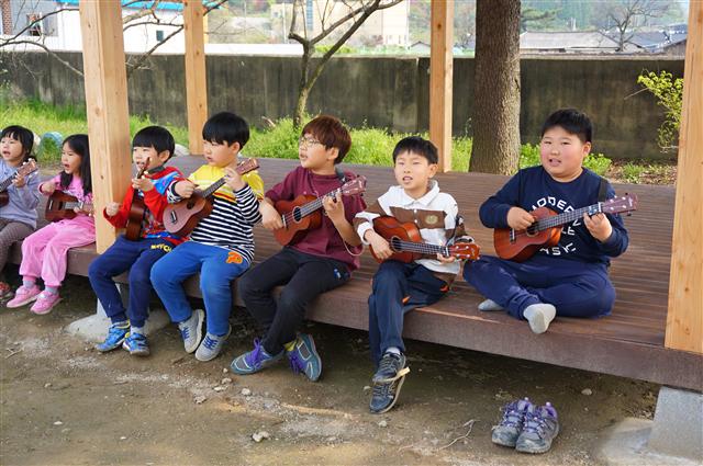 4. 양화분교장 학생들이 방과후시간에 우쿠렐레를 배우고 있다.  양화분교장 제공