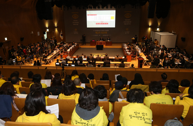 28일 오전 서울시청 다목적홀에서 열린 4·16 세월호 참사 특별조사위원회 제2차 청문회에서 세월호 침몰 원인과 운항 과정의 선체 결함을 주제로 한 1세션이 진행되고 있다.   신소영 기자 viator@hani.co.kr