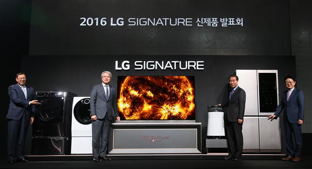  28일 서울 서초구 양재동 엘지(LG)전자 연구·개발(R&D) 서초캠퍼스에서 열린 ‘엘지 시그니처’ 신제품 발표회에서 조성진 사장(H&A사업본부장), 권봉석 부사장(HE사업본부장), 최상규 사장(한국영업본부장), 안승권 사장(최고기술책임자·CTO)이 고급 가전 제품들을 선보이고 있다. 연합뉴스 