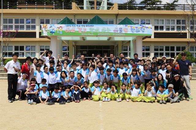 1. 지난해 안미초는 신리초와 어린이날 기념 체육대회를 공동으로 열어 인원이 적을 때 하기 힘들었던 축구나 피구 등을 위주로 경기를 펼쳤다. 안미초 제공