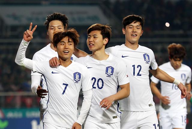 문창진(7번)이 28일 경기도 고양종합운동장에서 열린 올림픽대표팀 알제리와의 2차 평가전에서 세번째 골을 성공시킨 뒤 동료들과 즐거워하고 있다.  고양/연합뉴스