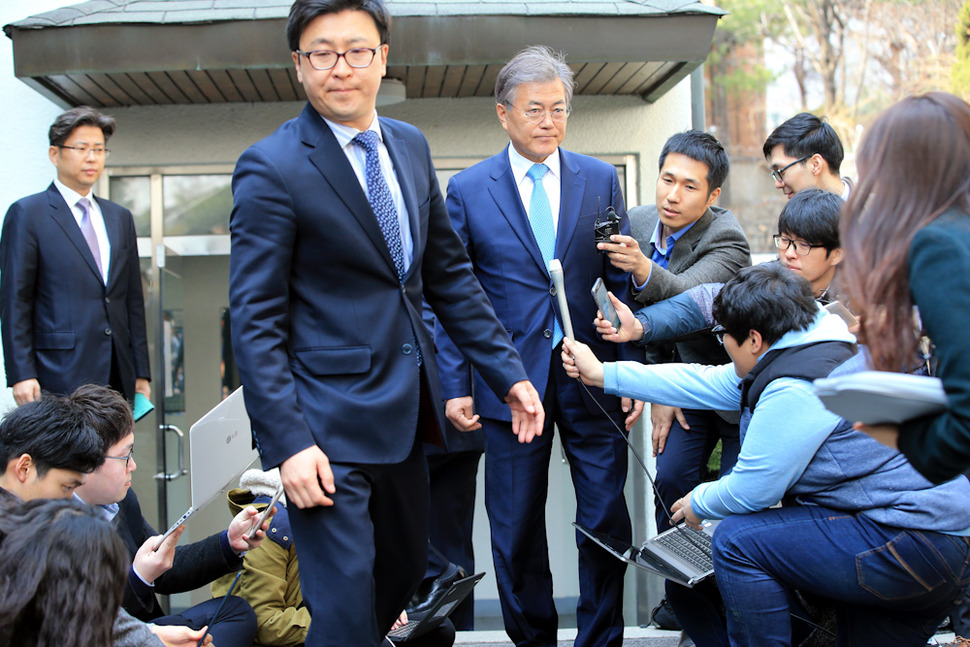 문재인 더불어민주당 전 대표가 22일 오후 서울  종로구 구기동 김종인 비상대책위원회 대표와 면담한 뒤 자택을 나서고 있다. 김태형 기자 xogud555@hani.co.kr