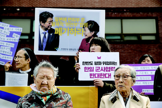  일본군 ‘위안부’ 피해자 길원옥 할머니(앞줄 왼쪽)와 ‘한·일 일본군 ‘위안부’ 합의무효와 정의로운 해결을 위한 전국행동’ 회원들이 29일 오전 서울 종로구 청운·효자동주민센터 앞에서 핵안보 정상회담 기간 중 열리는 한·일 정상회담에서 부당한 한·일 합의 철회와 정의로운 문제해결을 요구하고 있다.  김명진 기자 littleprince@hani.co.kr