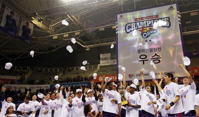 고양 오리온 선수들이 29일 열린 2015~2016 프로농구 챔피언 결정 6차전에서 전주 케이씨씨를 꺾고 4승2패로 왕좌에 오른 뒤 트로피를 치켜들며 환호하고 있다. 고양/연합뉴스