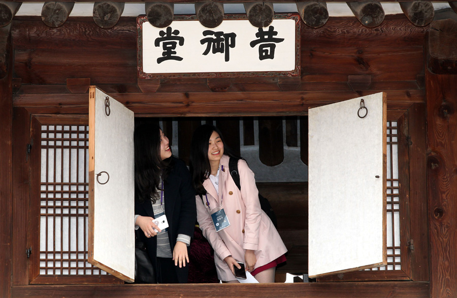 29일 오전 서울 중구 덕수궁 석어당 2층에서 관람객들이 전경을 바라보고 있다. 석어당은 덕수궁 안 유일한 2층 목조건물로 선조의 계비인 인목대비가 광해군에 의해 유폐돼 머물렀던 곳이다. 문화재청은 덕수궁의 주요 건물 내부를 둘러보는 특별 관람 프로그램 ‘궁궐 내부를 엿보다’를 4월3일까지 운영한다. 특별 관람은 오전 10시부터 1시간30분 동안 이뤄지며, 참가 신청은 덕수궁관리소 누리집(www.deoksugung.go.kr)에서 할 수 있다. 연합뉴스