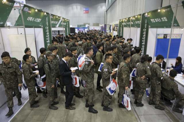 ‘2016 국방부 전역 예정 장병 취업박람회’가 열린 30일 오전 경기도 고양시 킨텍스 2전시장에서 참가한 군인들이 상담을 받으려고 줄을 서 있다. 고양/김성광 기자 flysg2@hani.co.kr