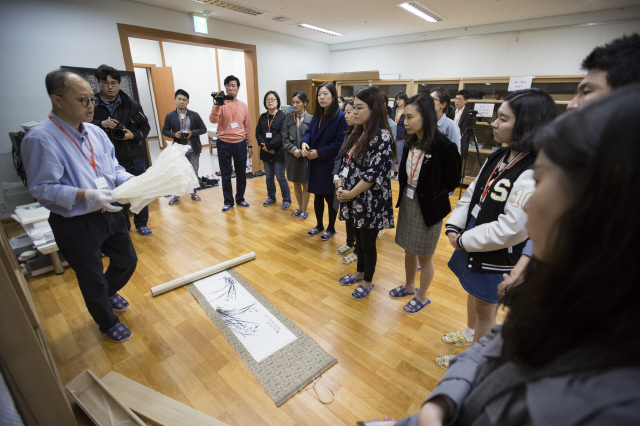 서준 국립고궁박물관 학예연구사(왼쪽)가 30일 오후 서울 종로구 국립고궁박물관에서 일반인을 대상으로 4만5000여점의 왕실 유물이 보관된 수장고를 공개하며, 유물의 보관 및 보존 처리 방법을 설명하고 있다. 국립고궁박물관은 올해 네 차례 한 번에 10명씩 초대해 수장고 공개 행사를 연다. 참가 신청 국립고궁박물관 누리집(www.gogung.go.kr), 문의 (02)3701-7683.  김성광 기자 flysg2@hani.co.kr