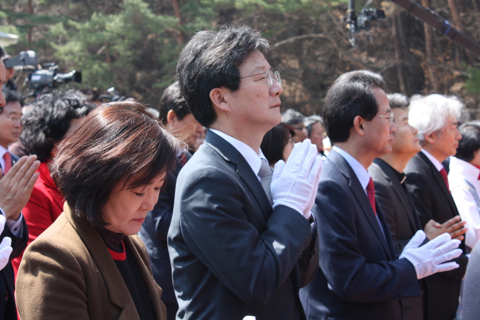 30일 오전 11시 유승민 의원(가운데)이 대구 동구 동화사 통일약사대불 앞 특설무대에서 열린 팔공총림 동화사 주지 진산식에서 합장을 하고 있다. 그의 왼쪽은 권은희 의원, 오른쪽은 류성걸 의원이다. 대구/김일우 기자 cooly@hani.co.kr