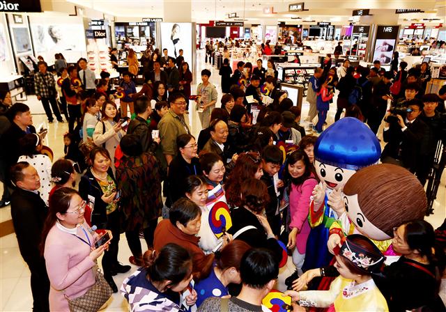 중국 아오란그룹 임직원 6000여명이 포상 휴가로 방한 중인 가운데 이들을 비롯한 중국인 관광객들이 31일 오후 서울 용산구 신라
아이파크면세점을 찾아 쇼핑을 즐기고 있다. 연합뉴스