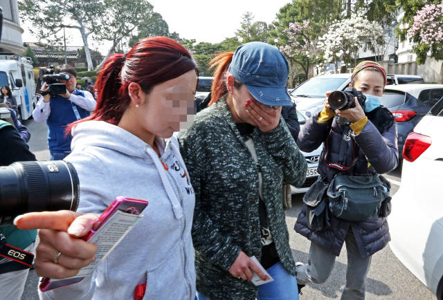 자발적 성매매 여성을 형사처벌하는 성매매처벌법 조항에 대한 위헌법률심판이 열린 31일 오후 서울 재동 헌법재판소에서 합헌 결정이 내려지자 한 성노동자가 눈물을 흘리며 헌재를 떠나고 있다. 이정용 선임기자 lee312@hani.co.kr