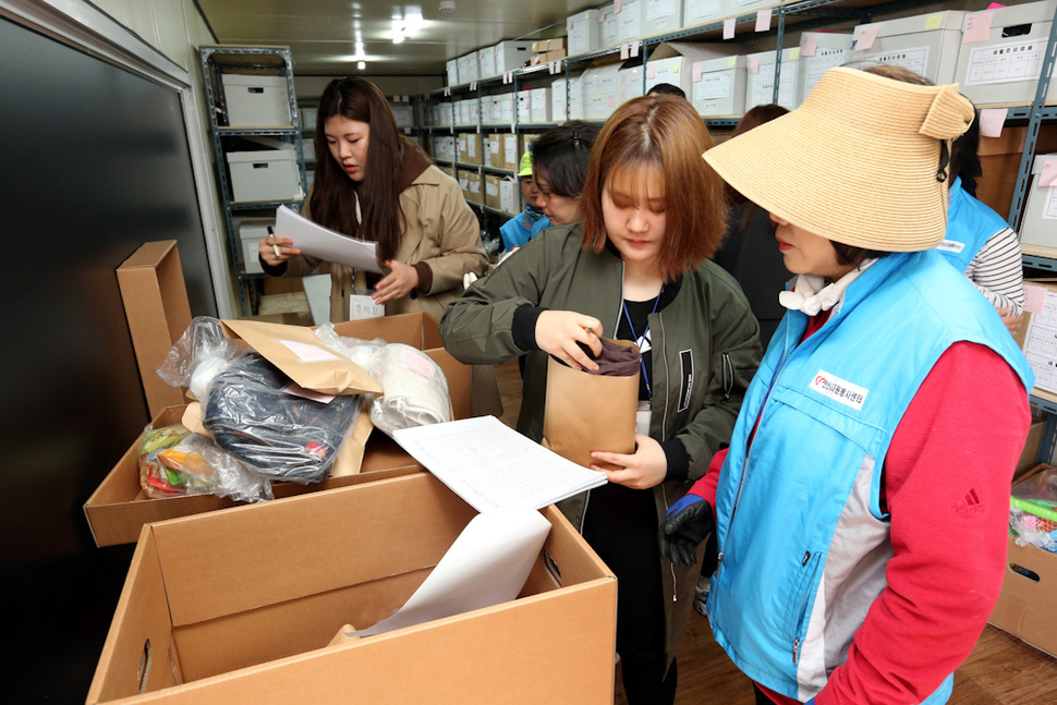 1일 오전 경기 안산 단원구 세월호 참사 합동분향소 옆 컨테이너에서 자원봉사자들이 세월호 유류품 세척작업을 위해 유류품 기록작업을 하고 있다. 안산/김태형 기자 xogud555@hani.co.kr