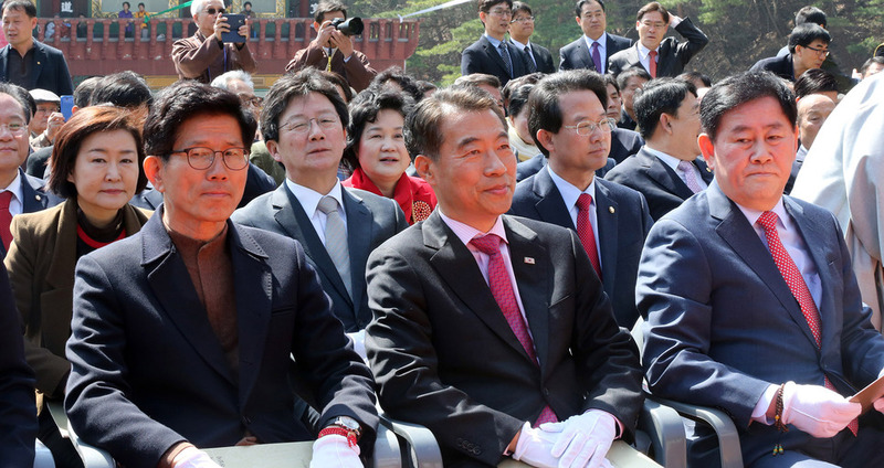 지난 30일 오전 대구 동화사에서 열린 주지 효광스님 진산식(취임법회)에 친박계와 유승민계 총선 후보들이 나란히 자리를 잡았다. 앞줄 오른쪽부터 최경환, 정종섭, 김문수 후보. 뒷줄 오른쪽부터 류성걸, 유승민, 권은희 후보. 연합뉴스