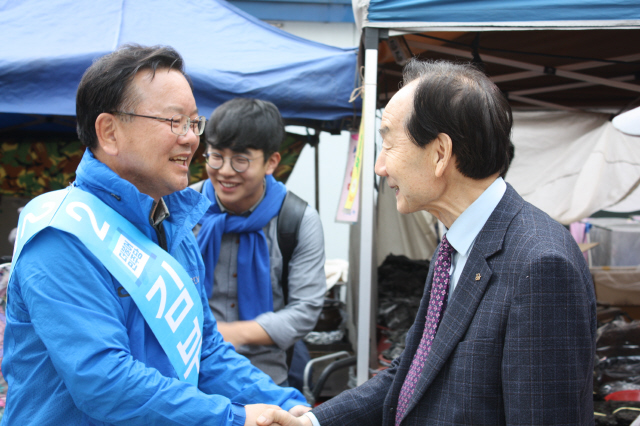 지난달 31일 오후 4시께 대구 수성구 고산1동 신매시장에서 김부겸 더민주 후보가 시민과 악수하고 있다.  김일우 기자 <A href="mailto:cooly@hani.co.kr">cooly@hani.co.kr</A>