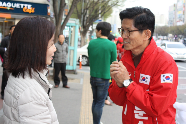 지난달 31일 오후 5시께 대구 수성구 고산3동 에이스볼링센터 앞 건널목에서 김문수 새누리당 후보가 시민에게 지지를 호소하고 있다.