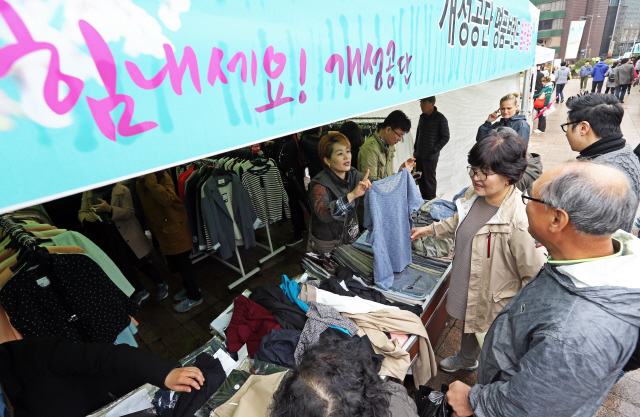  서울시와 함께하는 개성공단 제품 기획전이 열린 3일 오후 서울광장에서 휴일을 맞아 나들이 나온 시민들이 상품을 고르고 있다.  이정용 선임기자 lee312@hani.co.kr