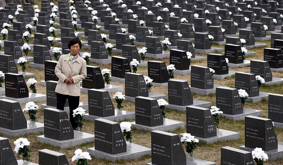 제68주년 4.3 희생자 추념식이 열린 3일 오전 제주시 봉개동  제주 4.3 평화공원내 행불인표석에서 한 유가족이 비석을 찾고 있다. 제주/ 김봉규 선임기자 bong9@hani.co.kr