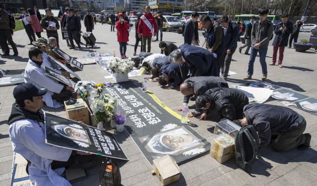 민주노총·민주사회를위한변호사모임·보건의료단체연합 등 70여 시민사회단체 조합원과 회원들이 4일 오전 서울 중구 서울광장에서 유성기업 노조 조합원 고 한광호씨의 영정사진에 절을 하고 있다. 이들은 이날 기자회견에서 “현대·기아차와 유성기업이 금속노조 유성기업지회의 쟁의행위에 보복성 징계와 차별로 대응하며 노조 파괴를 공모했다”며 “한광호 조합원이 회사의 노조 파괴에 시달리다 지난달 17일 목숨을 끊었다”고 주장했다. 이들은 오는 16일 오후 3시 서울 서초구 양재동 현대차 본사 앞에서 ‘노조파괴 배후조종 현대자본 규탄 한광호 열사 투쟁 승리 범국민대회’를 연다고 밝혔다.  김성광 기자 flysg2@hani.co.kr