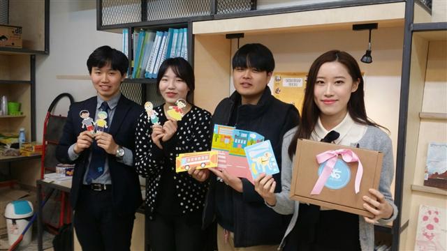 어린이들의 장애인 인지 개선을 위한 교육인형을 만들기 위해 크라우드펀딩에 나선 아토팀의 윤혜린 대표(맨 오른쪽)  등 팀원들이 자신들이 만든 제품을 들어 보이고 있다.