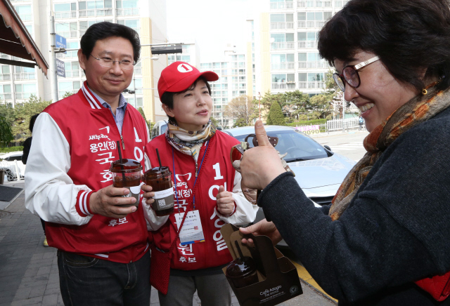 이상일 새누리당 후보가 4일 오후 경기 용인 마북동 거리에서 부인과 함께 시민들에게 지지를 호소하던 중 커피를 선물받고 있다.  용인/이정우 선임기자 woo@hani.co.kr