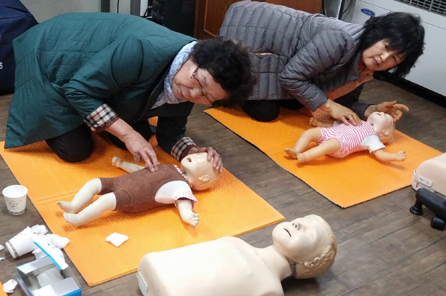 3월24일 대구시 수성구 대구광역시노인종합복지관 교육실에서 열린 ‘삐뽀삐뽀 응급처치교육’에서 참가자들이 인공호흡법을 배우고 있다.   대구광역시노인종합복지관 제공