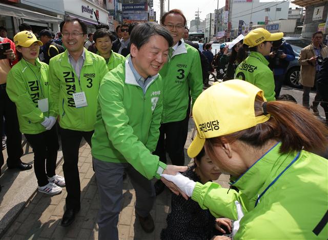 안철수 국민의당 공동대표가 5일 오후 경기 의정부시 의정부동 제일시장에서 의정부갑 지역에 출마한 김경호 후보 지원유세를 하고 있다.  의정부/연합뉴스