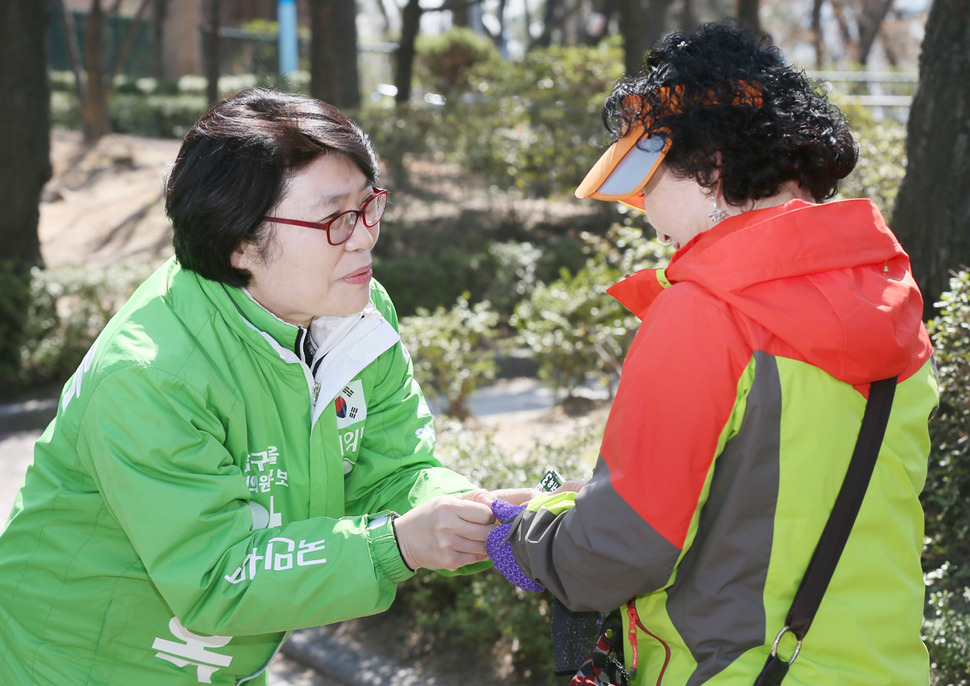 4·13 총선 인천 남구을에 출마한 국민의당 안귀옥 후보가 4일 오전 인천시 남구 수봉공원에서 시민에게 지지를 부탁하고 있다. 2016.4.4. 연합뉴스