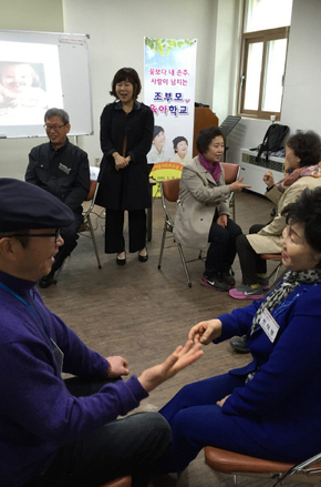 1일 대구시 수성구 대구광역시노인종합복지관 교육실에서 열린  ‘시니어맘 서포트 교실’의 ‘명품 육아 1’ 교육 도중 참가자들이 김정희(가운데 서있는 사람)강사와 함께 몸놀이를 하고 있다.   곽윤섭 선임기자 