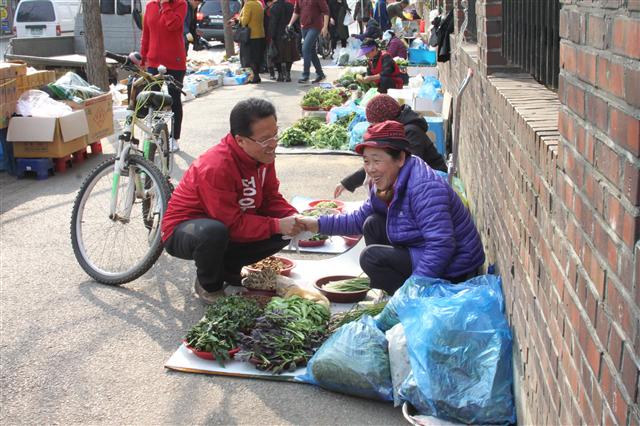 전북 전주을 선거구에 출마한 정운천 후보가 유권자들을 상대로 득표활동을 벌이고 있다. 정운천 후보 선거대책본부 제공