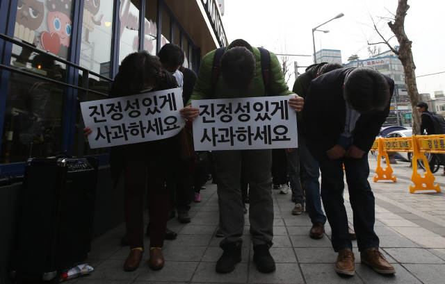 미스터피자 가맹점주협회 회원들이 6일 오후 서울 서초구 방배동 미스터피자 본사 건물 앞에서 기자회견을 열고 지난 3일 건물 경비원을 폭행한 혐의를 받고 있는 정우현 엠피케이(MPK)그룹 회장이 경비원에게 빠른 시일안에 사과할 것을 촉구했다. 신소영 기자 viator@hani.co.kr