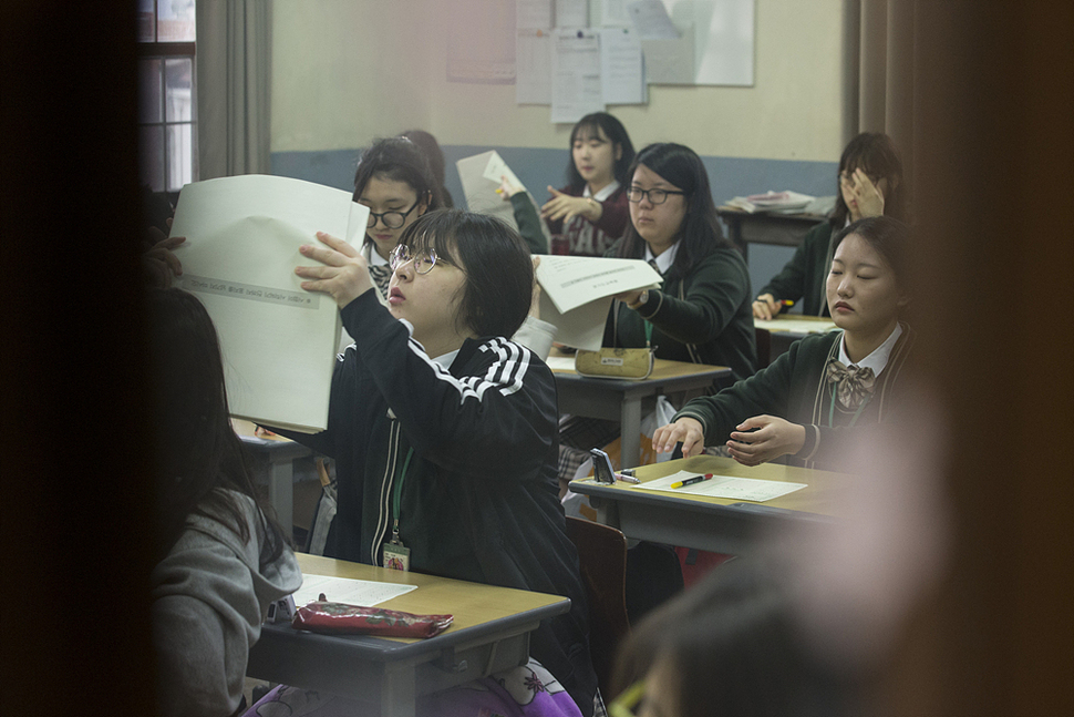 고3 전국학력연합평가가 시행된 6일 오전 서울 종로구 배화여고 고3교실에서 학생들이 시험에 응시하고 있다. 김성광 기자 flysg2@hani.co.kr