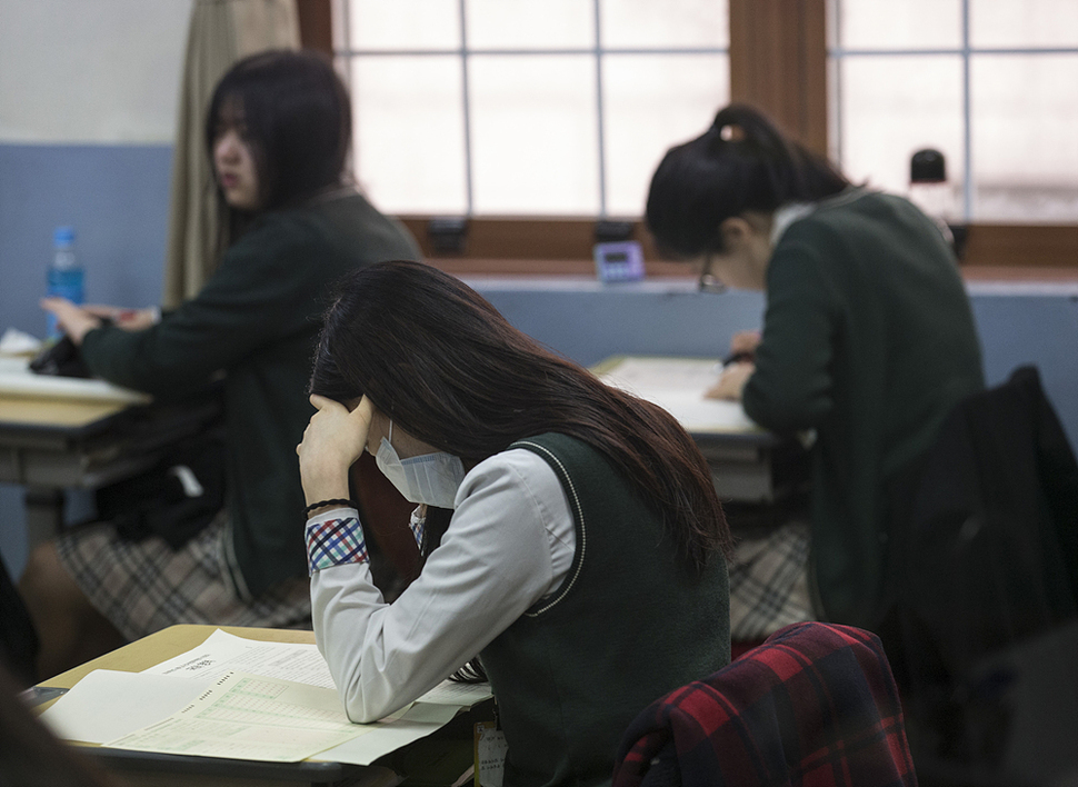 고3 전국학력연합평가가 시행된 6일 오전 서울 종로구 배화여고 고3교실에서 학생들이 시험에 응시하고 있다. 김성광 기자 flysg2@hani.co.kr