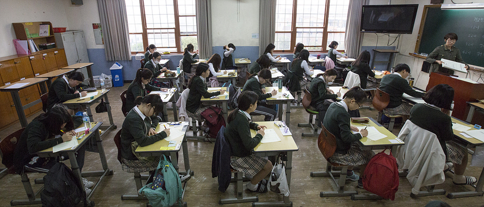 고3 전국학력연합평가가 시행된 6일 오전 서울 종로구 배화여고 고3교실에서 학생들이 시험에 응시하고 있다. 김성광 기자 flysg2@hani.co.kr