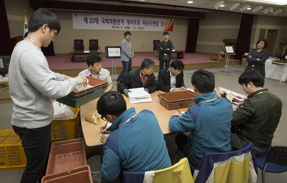 선거관리위원회 직원들이 6일 오전 인천 중구 공항동로 국제우편물류센터 2층 대강당에서 제20대 국회의원선거 재외국민투표 회송우편물을 접수하고 있다. 선거관리위원회와 우정사업본부는 13일까지 이번 국회의원 선거와 관련해 같은 장소에서 재외투표 회송우편물 특별 접수창구를 운영한다. 인천/김성광 기자 flysg2@hani.co.kr