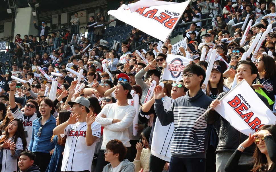두산 20대·여성, 엘지 30대·남성에게 인기
