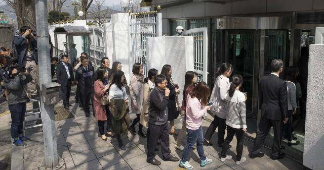 공무원시험 준비생 송아무개씨가 지난달 26일 정부서울청사 사무실에 무단침입해 성적을 조작한 사건으로 청사 보안이 강화되자 7일 낮 점심식사를 마친 직원들이 청사 후문 방문객 안내실을 통해 들어가기 위해 길게 줄서 있다. 김성광 기자 flysg2@hani.co.kr