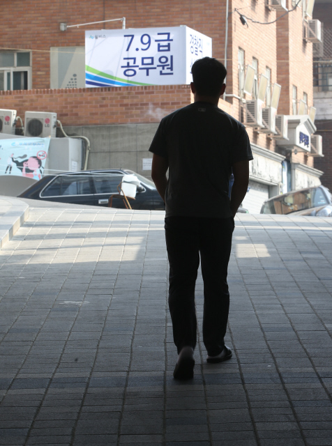 국가직 9급 공무원 필기시험을 하루 앞둔 8일 오후 서울 동작구 노량진 고시촌 골목에서 한 수험생이 걸어가고 있다. 9급 공무원 시험에는 역대 최다인 22만 2650명이 지원해 54 대 1의 경쟁률을 기록하고 있다.
신소영 기자 viator@hani.co.kr