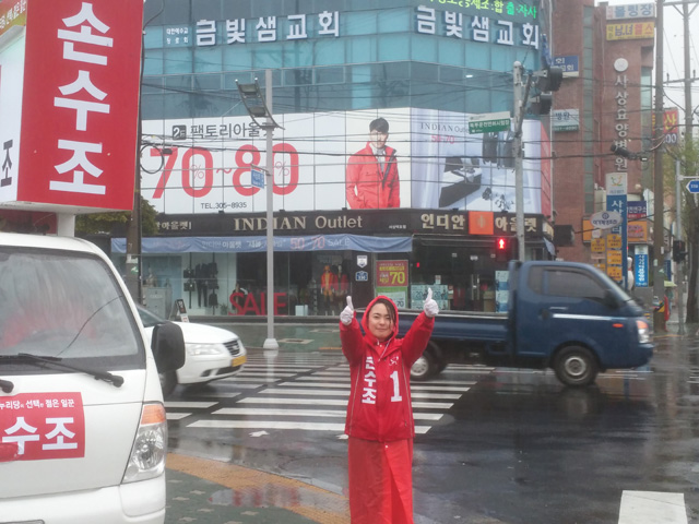 손수조 새누리당 후보가 지난 7일 아침 부산 사상구 부산도시철도 덕포역 3번 출구 앞 덕포교차로에서 출근하는 시민들한테 인사를 하고 있다. 김광수 기자 kskim@hani.co.kr