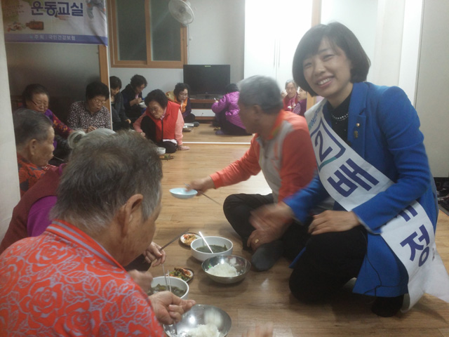 배재정 더불어민주당 후보가 7일 낮 12시께 부산 사상구 덕포시장 앞 삼락강변경로당을 찾은 어르신들에게 배식을 하면서 안부를 묻고 있다. 김광수 기자 kskim@hani.co.kr