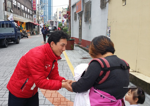 지난 7일 부산 북구 구포역 근처에서 이번 국회의원선거 북구강서구갑에 출마한 박민식 새누리당 후보가 유권자들의 손을 잡고 지지를 호소하고 있다. 김영동 기자 ydkim@hani.co.kr