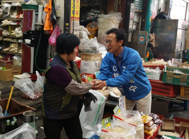 지난 7일 부산 북구 구포시장에서 이번 국회의원선거 북구강서구갑에 출마한 전재수 더불어민주당 후보가 주민들을 만나 지지를 호소하고 있다. 김영동 기자 ydkim@hani.co.kr