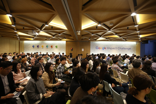 7일 서울 강남구 삼성동 구글 캠퍼스 서울에서 열린 구글 임팩트 챌린지 교육워크숍 행사에 많은 비영리단체 관계자들이 참석해 설명을 듣고 있다. 구글코리아 제공