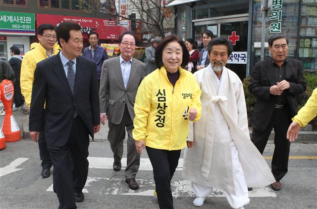  심상정 정의당 후보(경기 고양갑)와 고문단이 10일 오후 경기도 고양시 원당시장 유세를 마친 뒤 함께 걸으며 지지를 호소하고 있다. 왼쪽부터 천영세·권영길 고문, 심 후보, 강기갑 고문.  연합뉴스