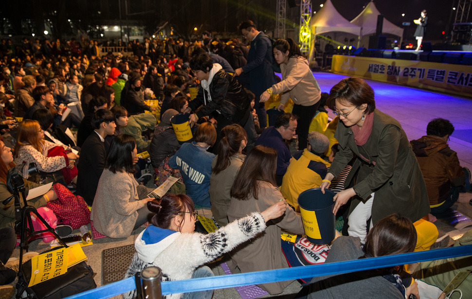 9일 오후 서울 종로구 광화문광장에서 시민들이 콘서트 모금함에 성금을 넣고 있다. 김성광 기자 flysg2@hani.co.kr