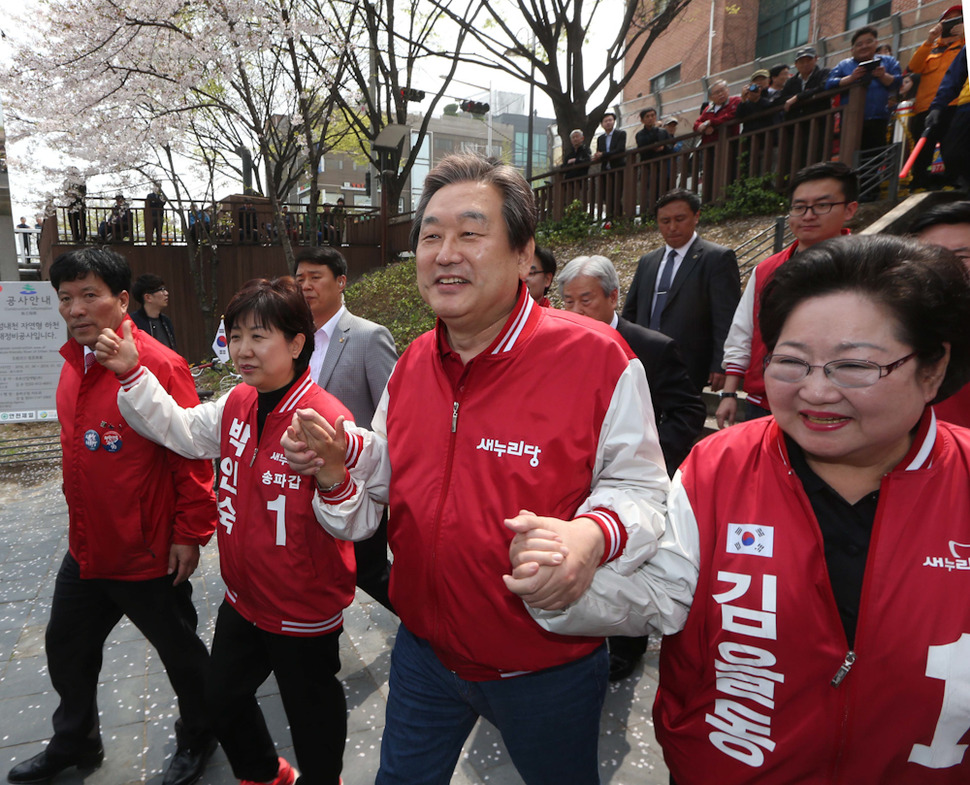 김무성 새누리당 대표(앞줄 오른쪽 둘째)가 10일 오후 서울 송파구 오금동 성내천 물빛광장에서 이 지역 김을동 송파병, 박인숙 송파갑 후보와 함께 유세를 하려고 유세차로 향하고 있다. 이정우 선임기자 woo@hani.co.kr