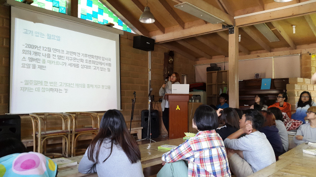 3. 산마을고 김유민양이 학생자치활동으로 진행하는 계기교육 시간에 채식 프로젝트 ‘고기 없는 월요일’을 주제로 전교생 앞에서 발표하고 있다.  