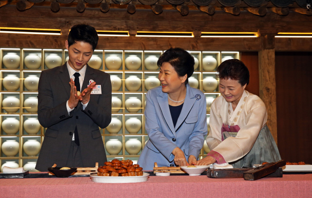 박근혜 대통령이 11일 오전 서울 청계천로 케이스타일허브에서 열린 한식문화관 개관식에서 관광홍보대사인 배우 송중기(왼쪽)씨와 함께 약과를 만드는 체험을 하고 있다. 이정용 선임기자 <A href="mailto:leej312@hani.co.kr">leej312@hani.co.kr</A>