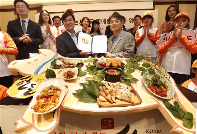    한돈자조금관리위원회 명예홍보대사 위촉식이 11일 오전 서울 중구 조선호텔에서 열려 이병규 한돈자조금관리위원회 위원장(가운데 왼쪽)이 주선태 경상대 교수 등에게 위촉장을 전달하고 있다. 한돈자조금관리위원회는 국산 돼지 ‘한돈’의 우수성을 알리기 위해 각계각층을 대표하는 전문가 23명과 대학생 한돈 응원단을 명예홍보대사로 위촉했다.  연합뉴스
