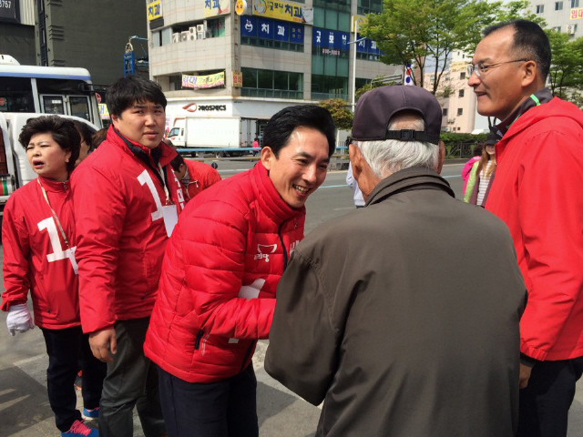 부산 북·강서갑에 출마한 박민식 새누리당 후보가 11일 북구 구포시장 앞에서 유권자들과 인사를 나누고 있다.